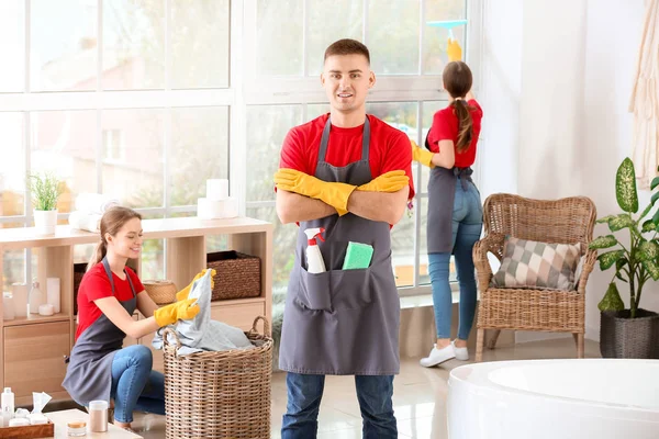 Team of janitors cleaning bathroom — Stock Photo, Image