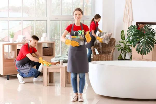Zespół sprzątaczy sprzątających łazienkę — Zdjęcie stockowe