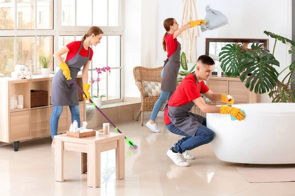 Team of janitors cleaning bathroom — Stock Photo, Image