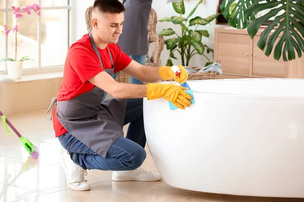 Conciërge doet schoonmaken in de badkamer — Stockfoto