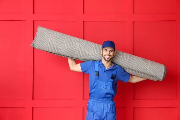 Cargador con alfombra sobre fondo de color — Foto de Stock