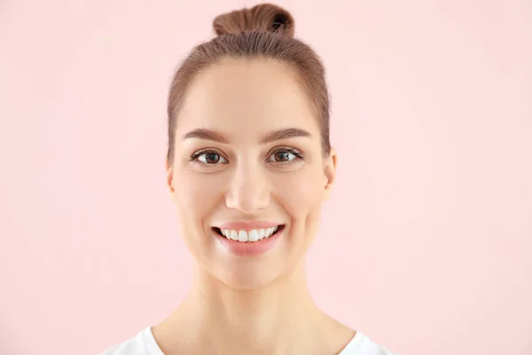 Bella giovane donna con denti sani su sfondo di colore — Foto Stock
