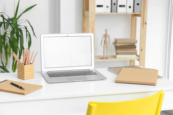 Elegante lugar de trabajo cómodo con ordenador portátil en la habitación moderna —  Fotos de Stock