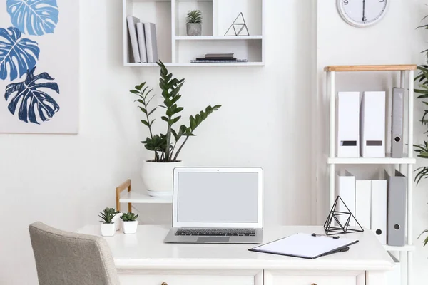 Elegante lugar de trabajo cómodo con ordenador portátil en la habitación moderna —  Fotos de Stock