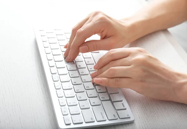 Woman using computer keyboard at table — Stock Photo, Image