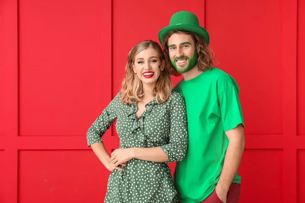 Casal jovem no fundo da cor. Celebração do Dia de São Patrício — Fotografia de Stock