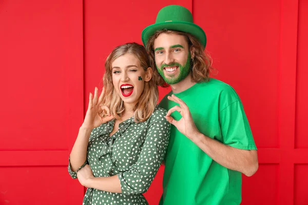 Jong stel toont Ok op kleur achtergrond. St. Patrick 's Day viering — Stockfoto