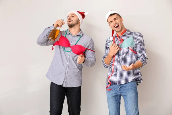 Noel Baba şapkalı ve şampanyalı komik sarhoş adamlar. — Stok fotoğraf