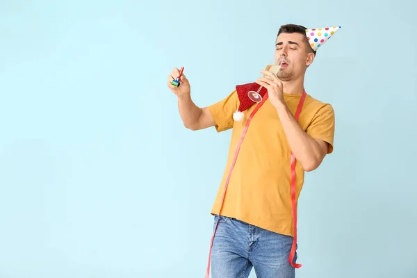 Drunk man with champagne on color background — ストック写真
