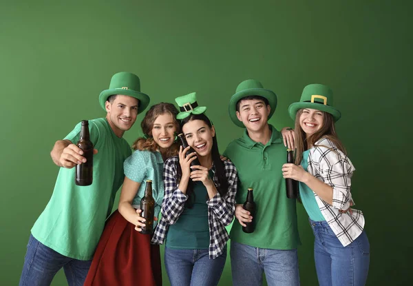 Vrienden met bier op kleur achtergrond. St. Patrick 's Day viering — Stockfoto