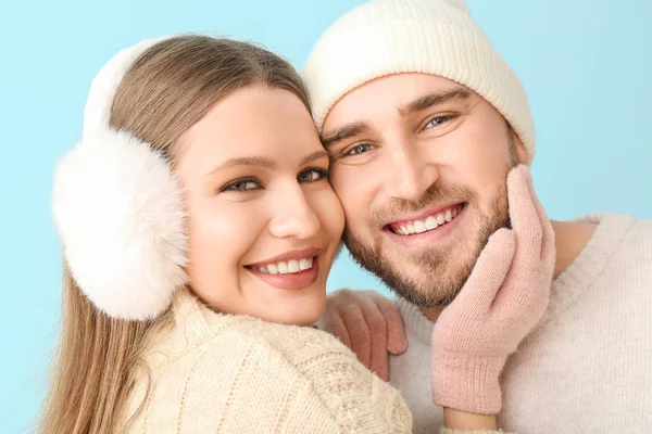 色の背景に冬服の幸せなカップルの肖像画 — ストック写真