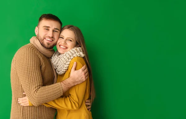 穿着彩色背景冬季服装的快乐夫妻的画像 — 图库照片