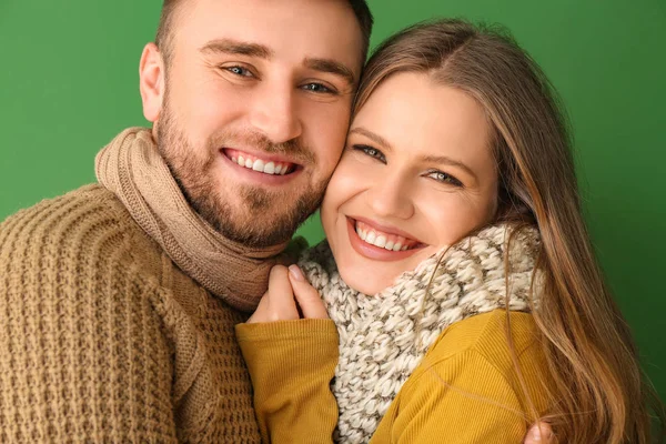 Retrato de casal feliz em roupas de inverno em fundo de cor — Fotografia de Stock