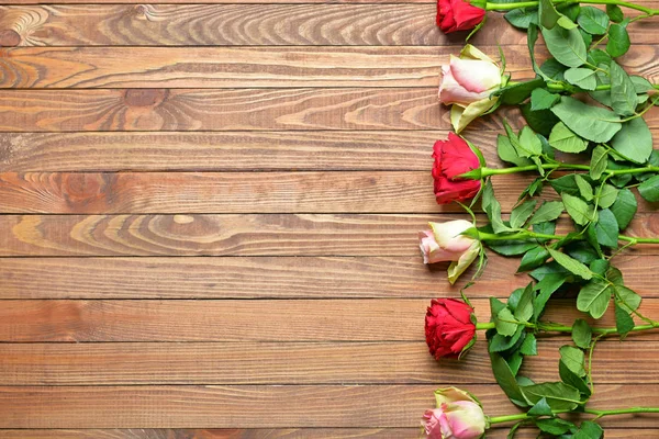 Bellissimi fiori di rosa su sfondo di legno — Foto Stock