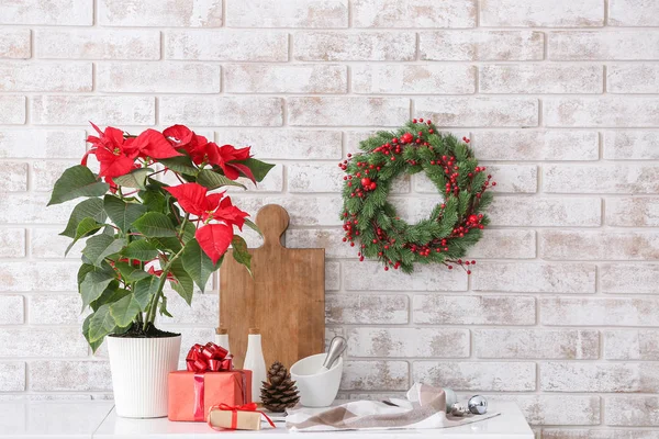 Рождественская пуансеттия на кухонном столе — стоковое фото