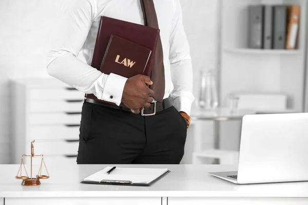 Afro-Amerikaanse advocaat in zijn kantoor — Stockfoto