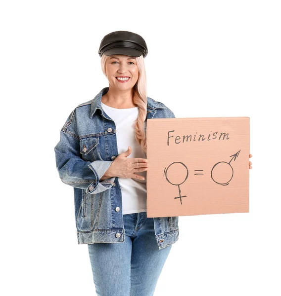 Senhora segurando papelão com símbolos de homem e mulher no fundo branco. Conceito de feminismo — Fotografia de Stock