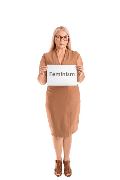 Vrouw met papier met woord feminisme op witte achtergrond — Stockfoto