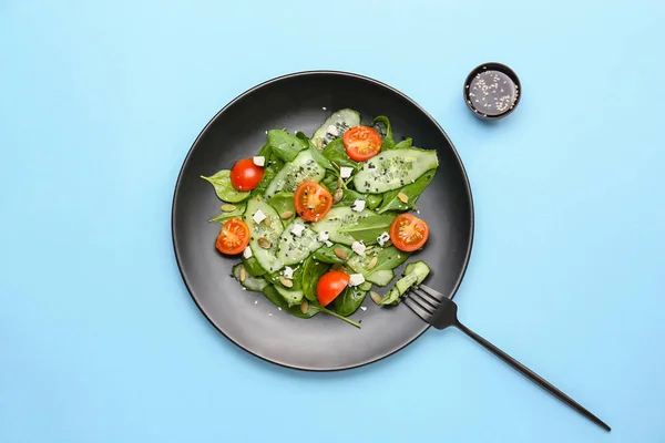 Plate with tasty salad on color background — Stock Photo, Image