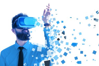 Sanal gerçeklik gözlüklü bir iş adamı beyaz arkaplanda video oyunu oynuyor