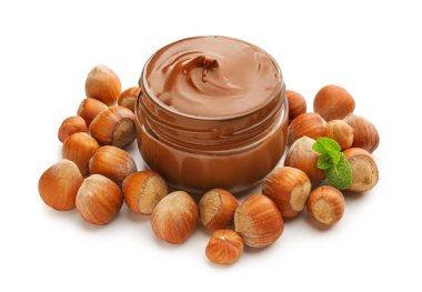 Beyaz arka planda fındıklı lezzetli çikolata ezmesi.