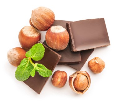 beyaz zemin üzerine fındık ile lezzetli çikolata