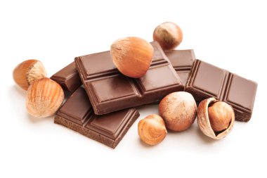 beyaz zemin üzerine fındık ile lezzetli çikolata