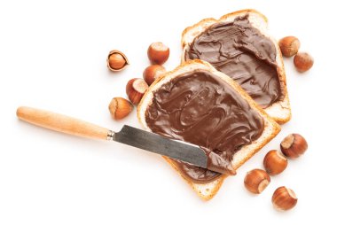 Beyaz arka planda çikolata ezmeli taze ekmek.