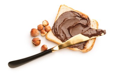 Beyaz arka planda çikolata ezmeli taze ekmek.
