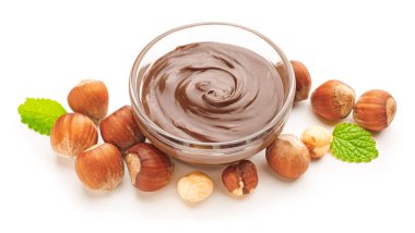 Beyaz arka planda fındıklı lezzetli çikolata ezmesi.