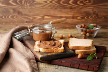 Taze ekmek ve lezzetli çikolata ezmesi.