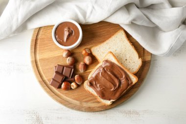 Taze ekmek ve lezzetli çikolata ezmesi.