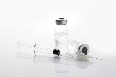 Beyaz arkaplanda kozmetoloji için doldurucu içeren şırınga ve ampuller