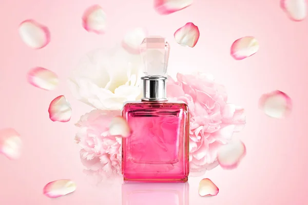 Bottle of perfume with beautiful flowers on color background — Stock Photo, Image
