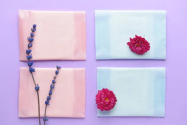 Menstruatiepads met bloemen op achtergrond — Stockfoto