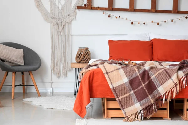 Elegante interior de la habitación con gran cama cómoda y decoración de otoño — Foto de Stock