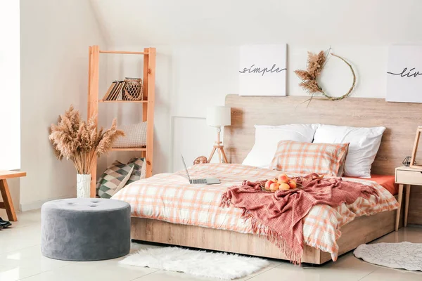 Elegante interno della camera con grande letto confortevole e arredamento autunnale — Foto Stock