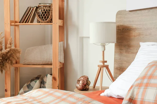 Snygg inredning i rummet med stor bekväm säng och höstinredning — Stockfoto