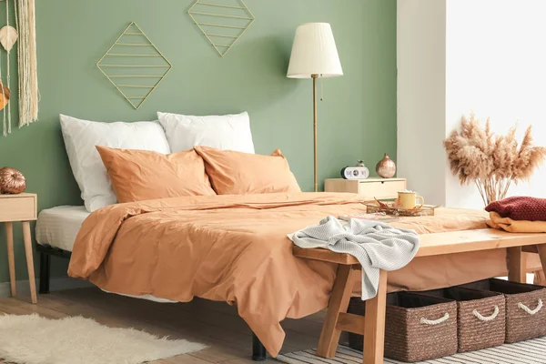 Κομψό εσωτερικό του δωματίου με μεγάλο άνετο κρεβάτι και φθινοπωρινή διακόσμηση — Φωτογραφία Αρχείου