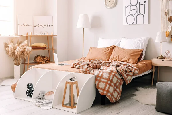 Interior elegante do quarto com grande cama confortável e decoração de outono — Fotografia de Stock