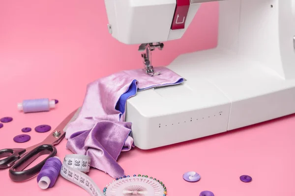 Sewing machine with supplies on color background — 스톡 사진