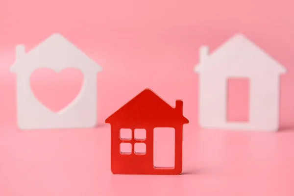Verschiedene Figuren von Häusern auf farbigem Hintergrund. Konzept des Immobilienerwerbs — Stockfoto