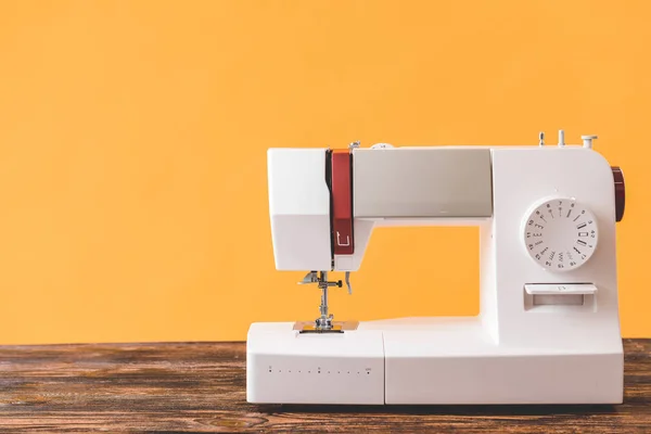 Máquina de coser en mesa de madera — Foto de Stock