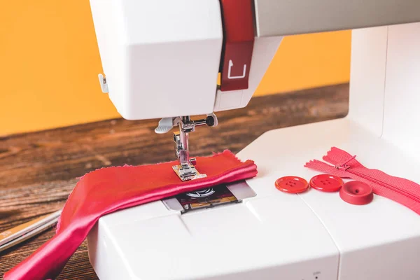 Nähmaschine mit Vorräten auf dem Tisch, Nahaufnahme — Stockfoto