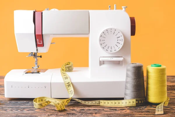 Швейна машина з приладдям на столі — стокове фото