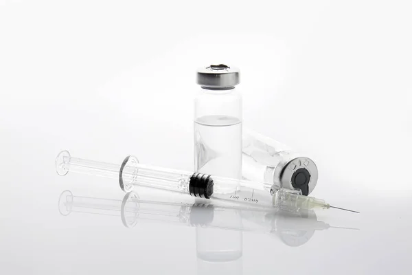 Jeringa y ampollas con relleno para cosmetología sobre fondo blanco — Foto de Stock