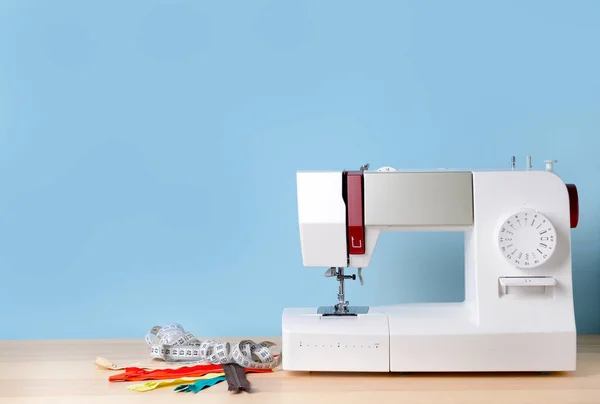 Sewing machine with supplies on table — 스톡 사진