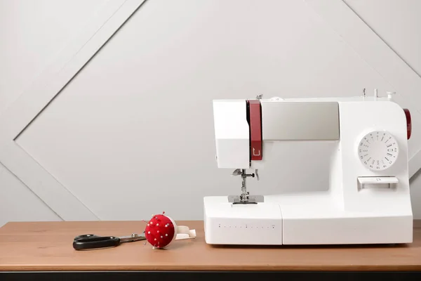 Sewing machine with supplies on table — 스톡 사진