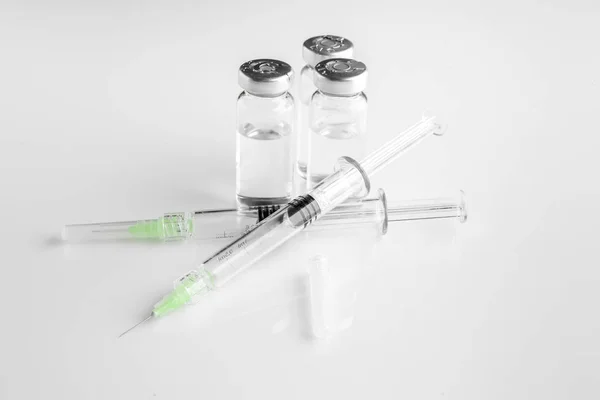Injekční stříkačky a ampule s plnivem pro kosmetiku na bílém pozadí — Stock fotografie