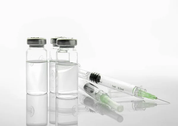 Jeringas y ampollas con relleno para cosmetología sobre fondo blanco — Foto de Stock